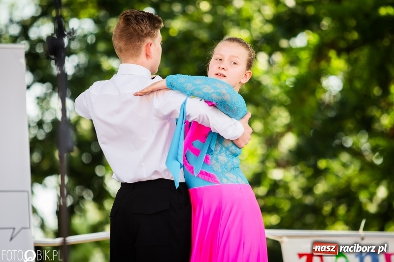 Zdjęcie w galerii na portalu naszraciborz.pl: Taneczne podsumowanie roku szkolnego przez MDK na dziedzińcu Zamku Piastowskiego wiadomości z regionu