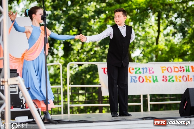 Zdjęcie w galerii na portalu naszraciborz.pl: Taneczne podsumowanie roku szkolnego przez MDK na dziedzińcu Zamku Piastowskiego wiadomości z regionu