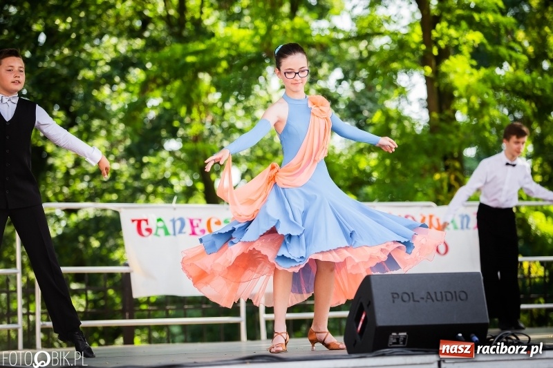 Zdjęcie w galerii na portalu naszraciborz.pl: Taneczne podsumowanie roku szkolnego przez MDK na dziedzińcu Zamku Piastowskiego wiadomości z regionu