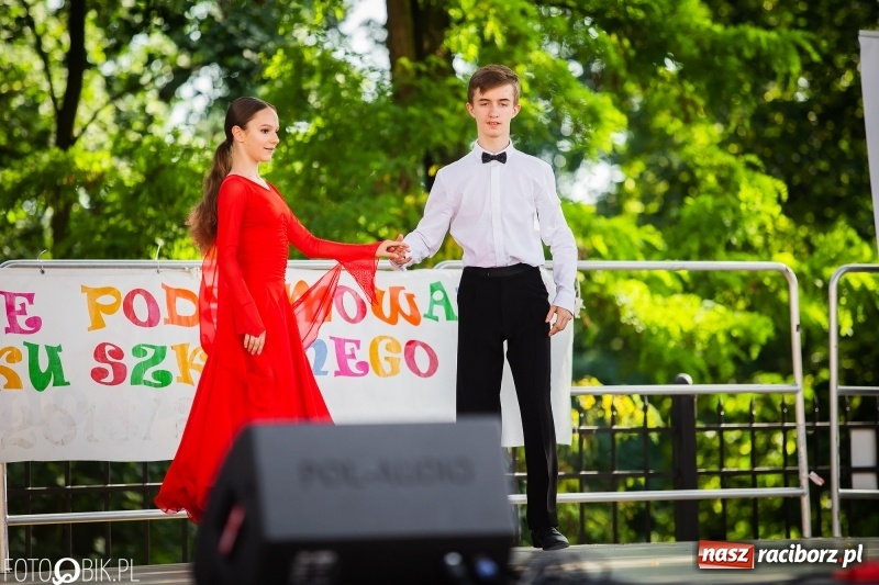 Zdjęcie w galerii na portalu naszraciborz.pl: Taneczne podsumowanie roku szkolnego przez MDK na dziedzińcu Zamku Piastowskiego wiadomości z regionu