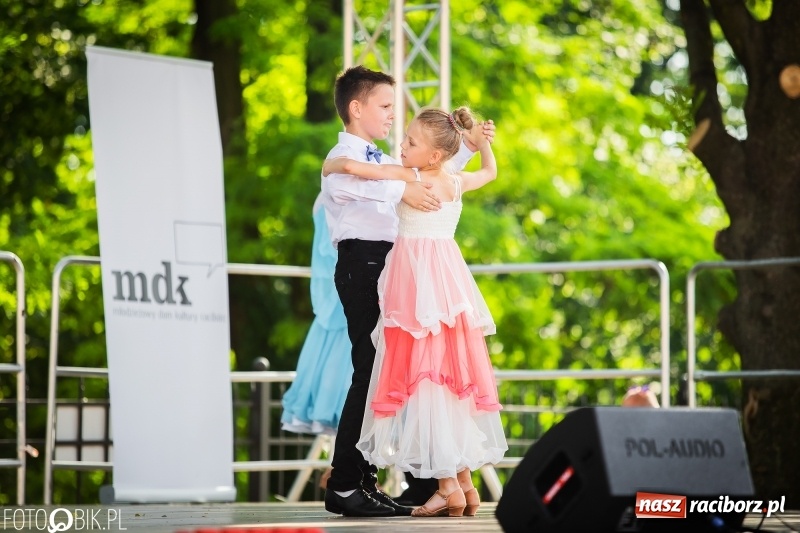 Zdjęcie w galerii na portalu naszraciborz.pl: Taneczne podsumowanie roku szkolnego przez MDK na dziedzińcu Zamku Piastowskiego wiadomości z regionu