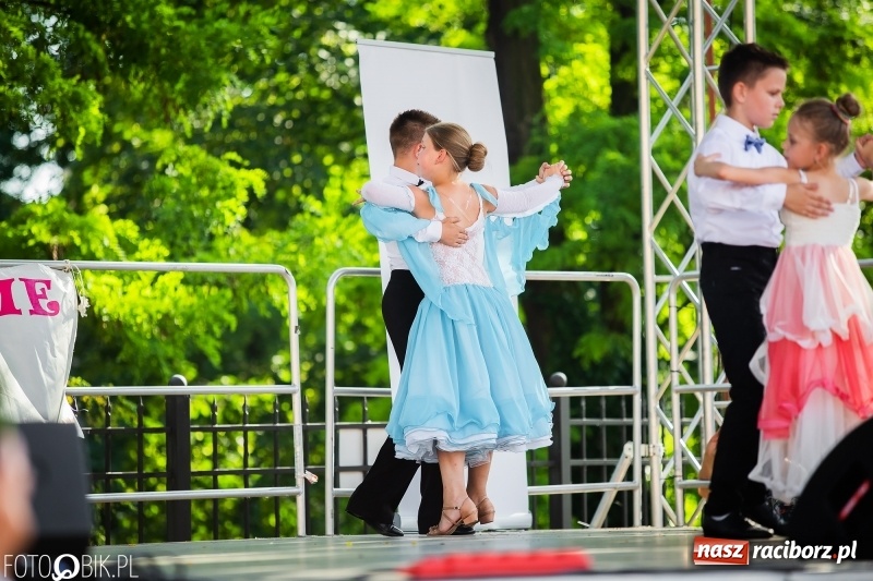 Zdjęcie w galerii na portalu naszraciborz.pl: Taneczne podsumowanie roku szkolnego przez MDK na dziedzińcu Zamku Piastowskiego wiadomości z regionu
