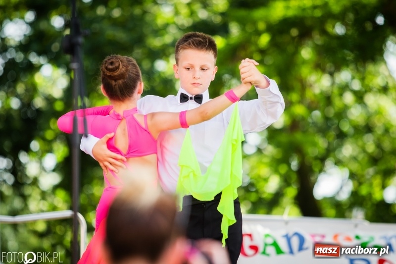 Zdjęcie w galerii na portalu naszraciborz.pl: Taneczne podsumowanie roku szkolnego przez MDK na dziedzińcu Zamku Piastowskiego wiadomości z regionu