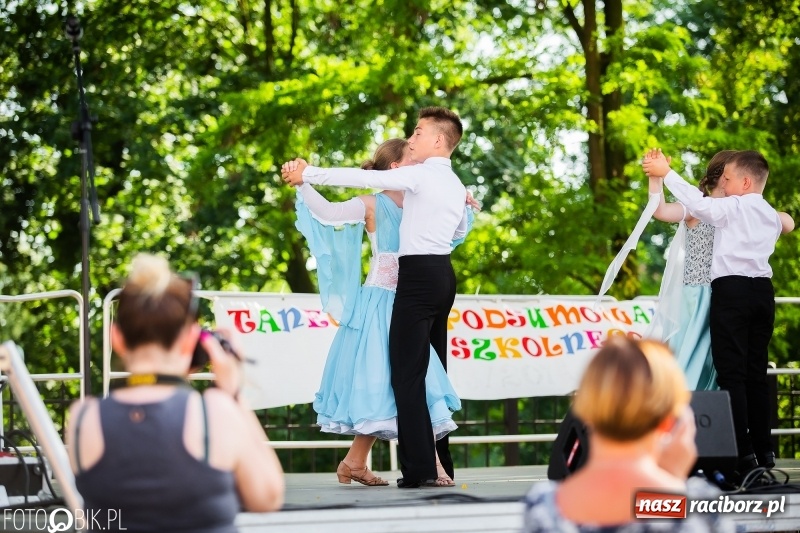 Zdjęcie w galerii na portalu naszraciborz.pl: Taneczne podsumowanie roku szkolnego przez MDK na dziedzińcu Zamku Piastowskiego wiadomości z regionu