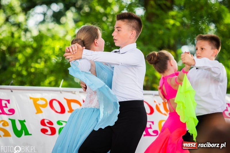 Zdjęcie w galerii na portalu naszraciborz.pl: Taneczne podsumowanie roku szkolnego przez MDK na dziedzińcu Zamku Piastowskiego wiadomości z regionu