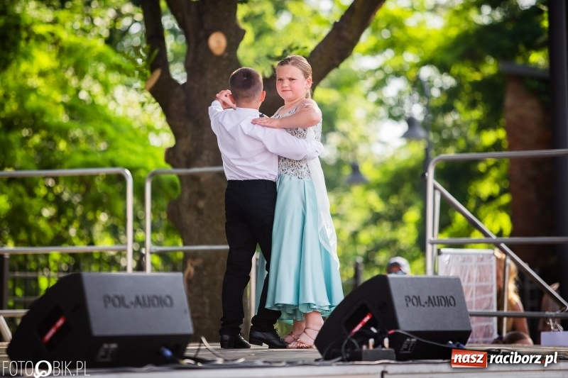 Zdjęcie w galerii na portalu naszraciborz.pl: Taneczne podsumowanie roku szkolnego przez MDK na dziedzińcu Zamku Piastowskiego wiadomości z regionu