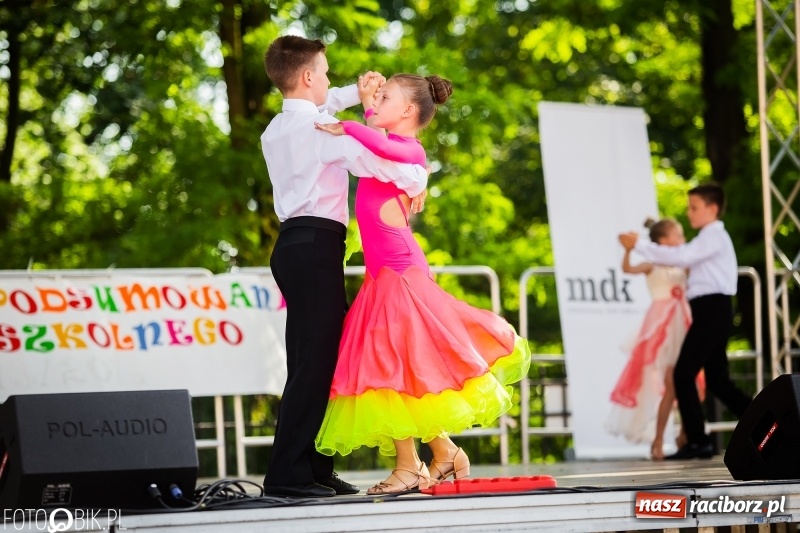 Zdjęcie w galerii na portalu naszraciborz.pl: Taneczne podsumowanie roku szkolnego przez MDK na dziedzińcu Zamku Piastowskiego wiadomości z regionu