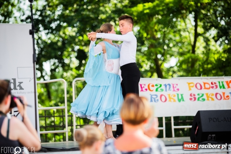 Zdjęcie w galerii na portalu naszraciborz.pl: Taneczne podsumowanie roku szkolnego przez MDK na dziedzińcu Zamku Piastowskiego wiadomości z regionu