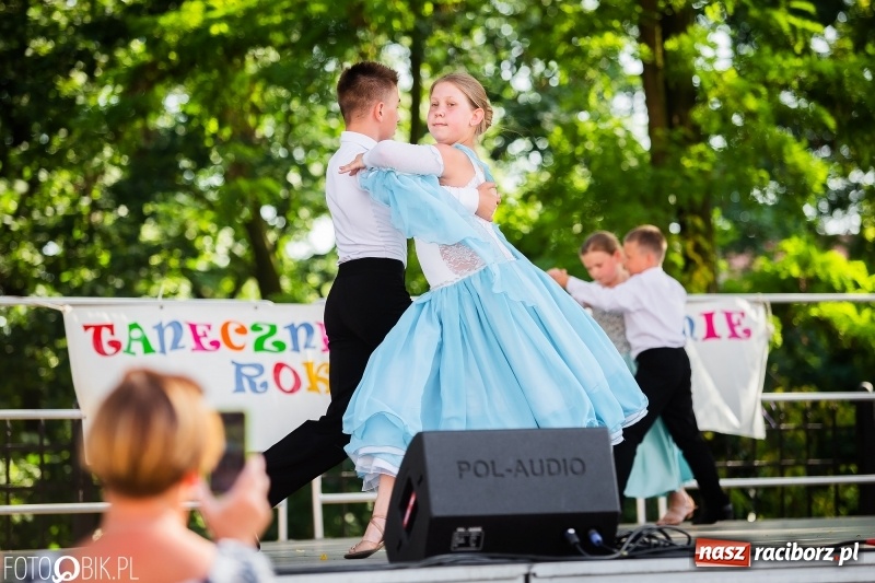 Zdjęcie w galerii na portalu naszraciborz.pl: Taneczne podsumowanie roku szkolnego przez MDK na dziedzińcu Zamku Piastowskiego wiadomości z regionu