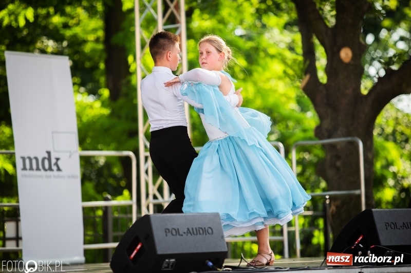 Zdjęcie w galerii na portalu naszraciborz.pl: Taneczne podsumowanie roku szkolnego przez MDK na dziedzińcu Zamku Piastowskiego wiadomości z regionu