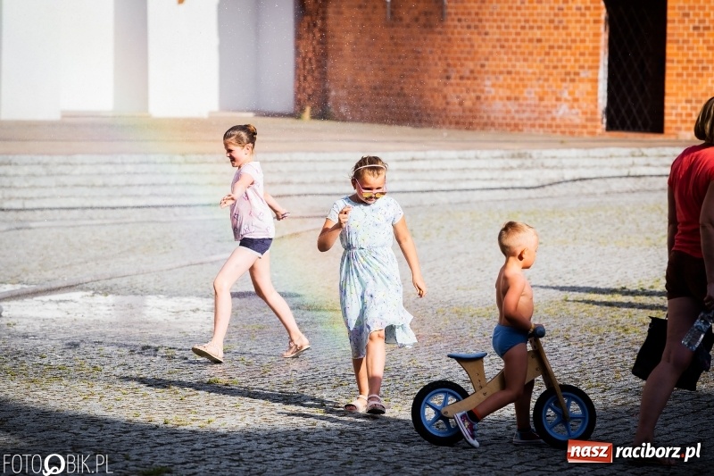 Zdjęcie w galerii na portalu naszraciborz.pl: Taneczne podsumowanie roku szkolnego przez MDK na dziedzińcu Zamku Piastowskiego wiadomości z regionu