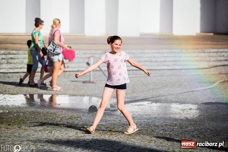 Zdjęcie w galerii na portalu naszraciborz.pl: Taneczne podsumowanie roku szkolnego przez MDK na dziedzińcu Zamku Piastowskiego wiadomości z regionu