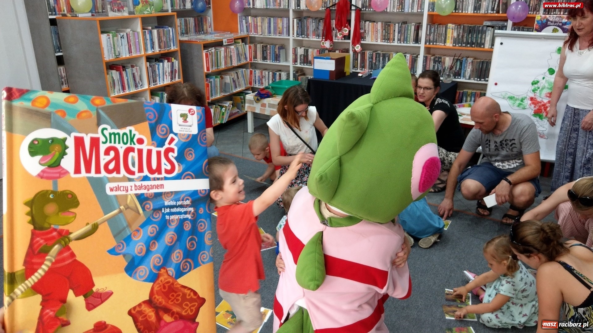 Zdjęcie w galerii na portalu naszraciborz.pl: Smok Maciuś z wizytą w Klubie Malucha na Ostrogu wiadomości z regionu