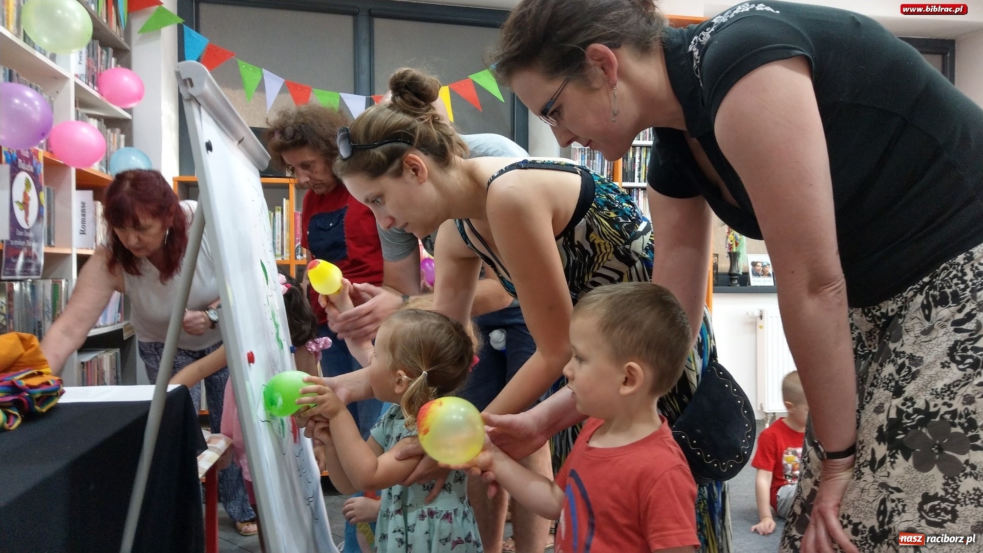 Zdjęcie w galerii na portalu naszraciborz.pl: Smok Maciuś z wizytą w Klubie Malucha na Ostrogu wiadomości z regionu