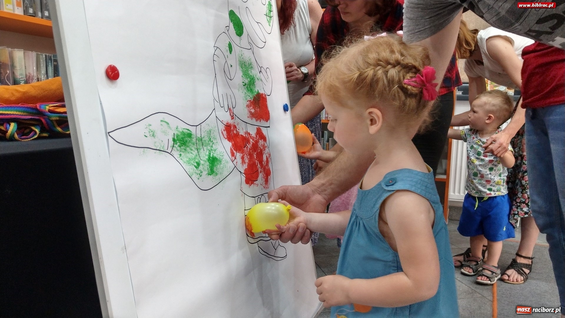 Zdjęcie w galerii na portalu naszraciborz.pl: Smok Maciuś z wizytą w Klubie Malucha na Ostrogu wiadomości z regionu