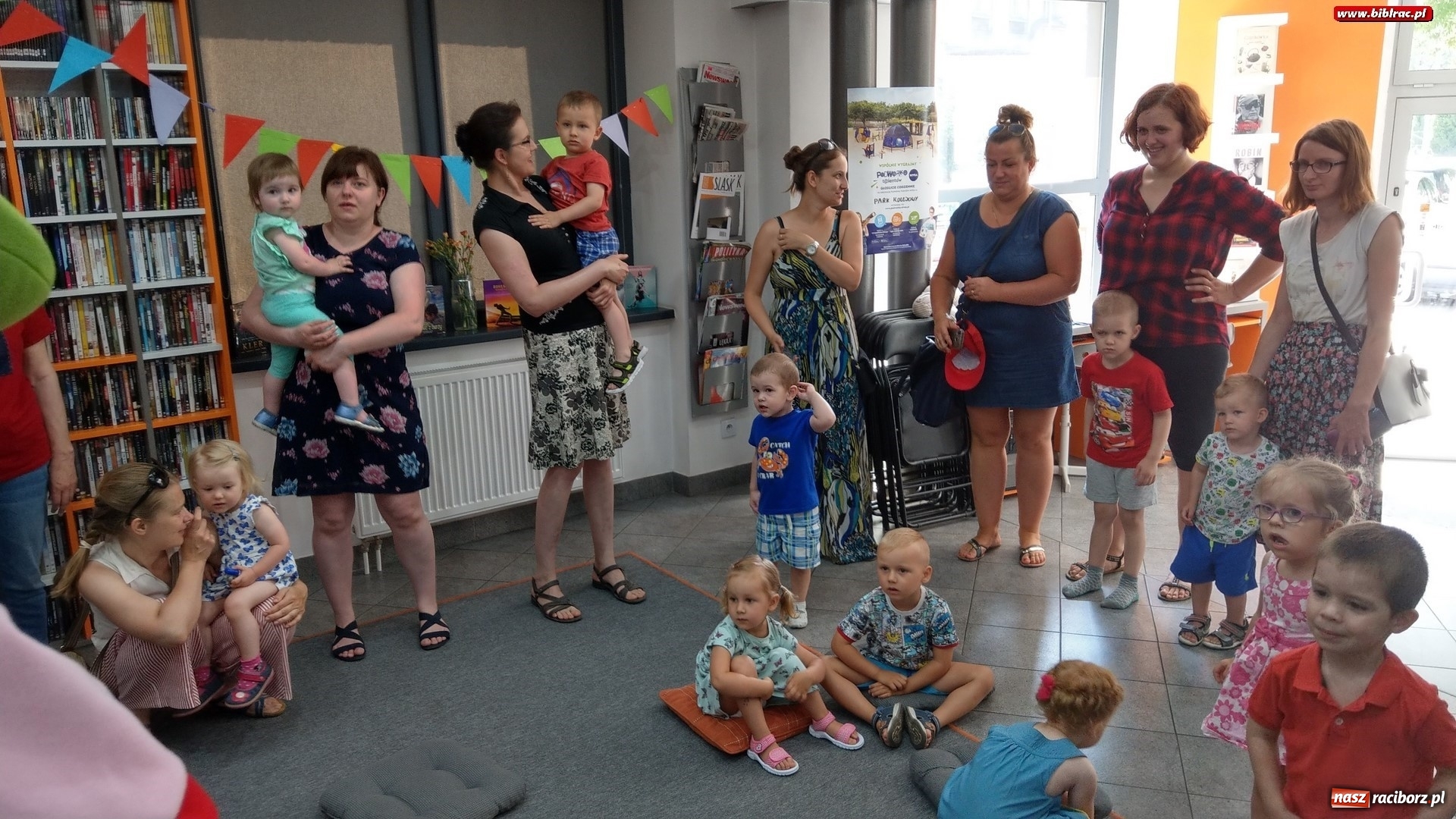 Zdjęcie w galerii na portalu naszraciborz.pl: Smok Maciuś z wizytą w Klubie Malucha na Ostrogu wiadomości z regionu