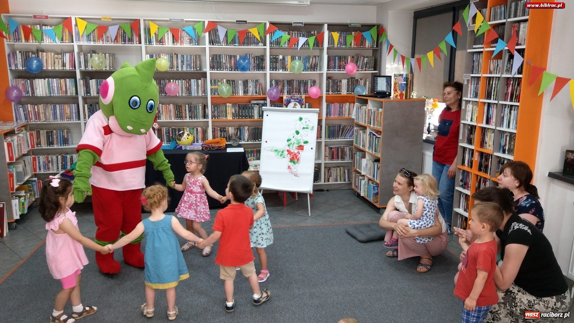 Zdjęcie w galerii na portalu naszraciborz.pl: Smok Maciuś z wizytą w Klubie Malucha na Ostrogu wiadomości z regionu