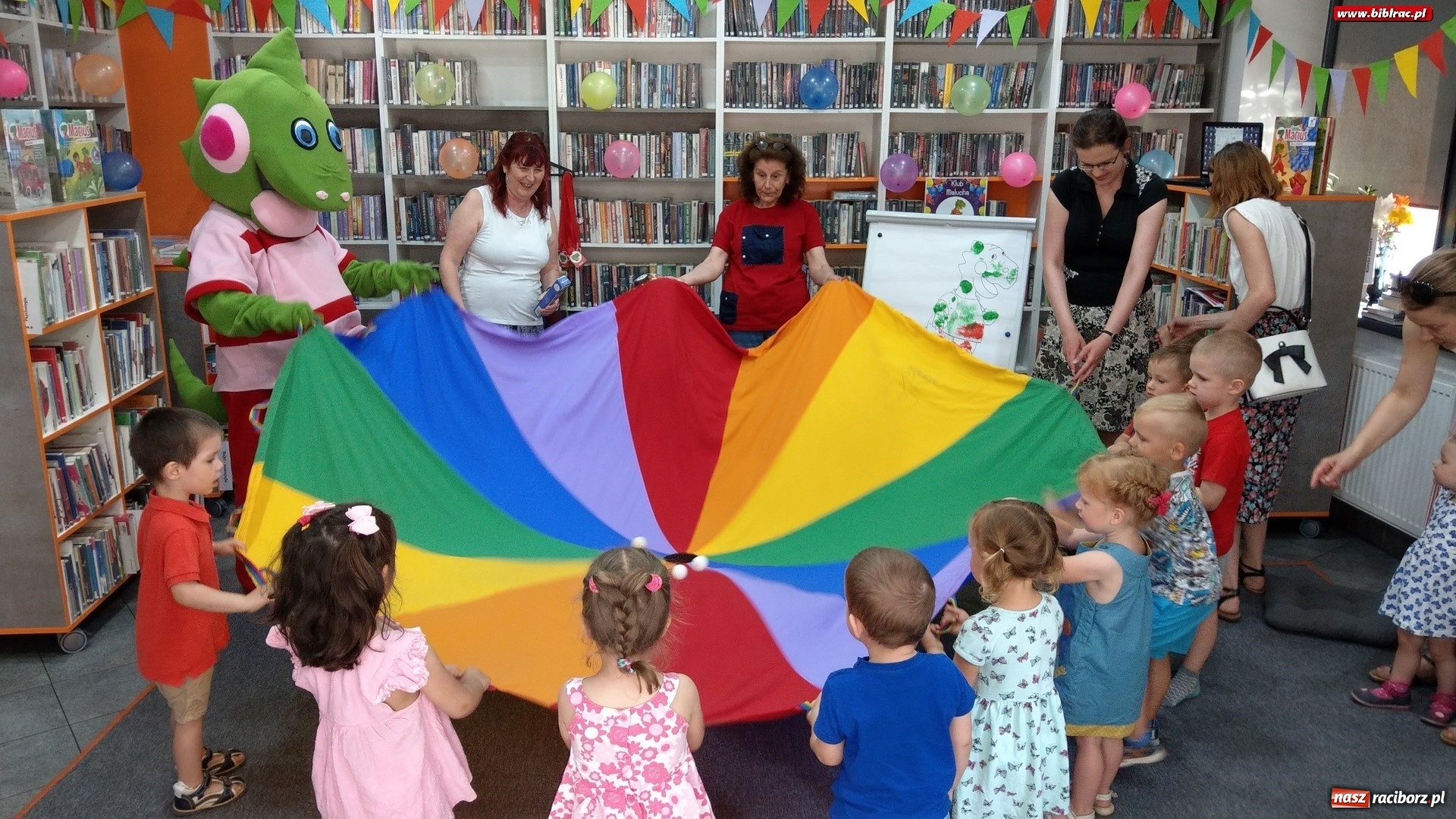 Zdjęcie w galerii na portalu naszraciborz.pl: Smok Maciuś z wizytą w Klubie Malucha na Ostrogu wiadomości z regionu