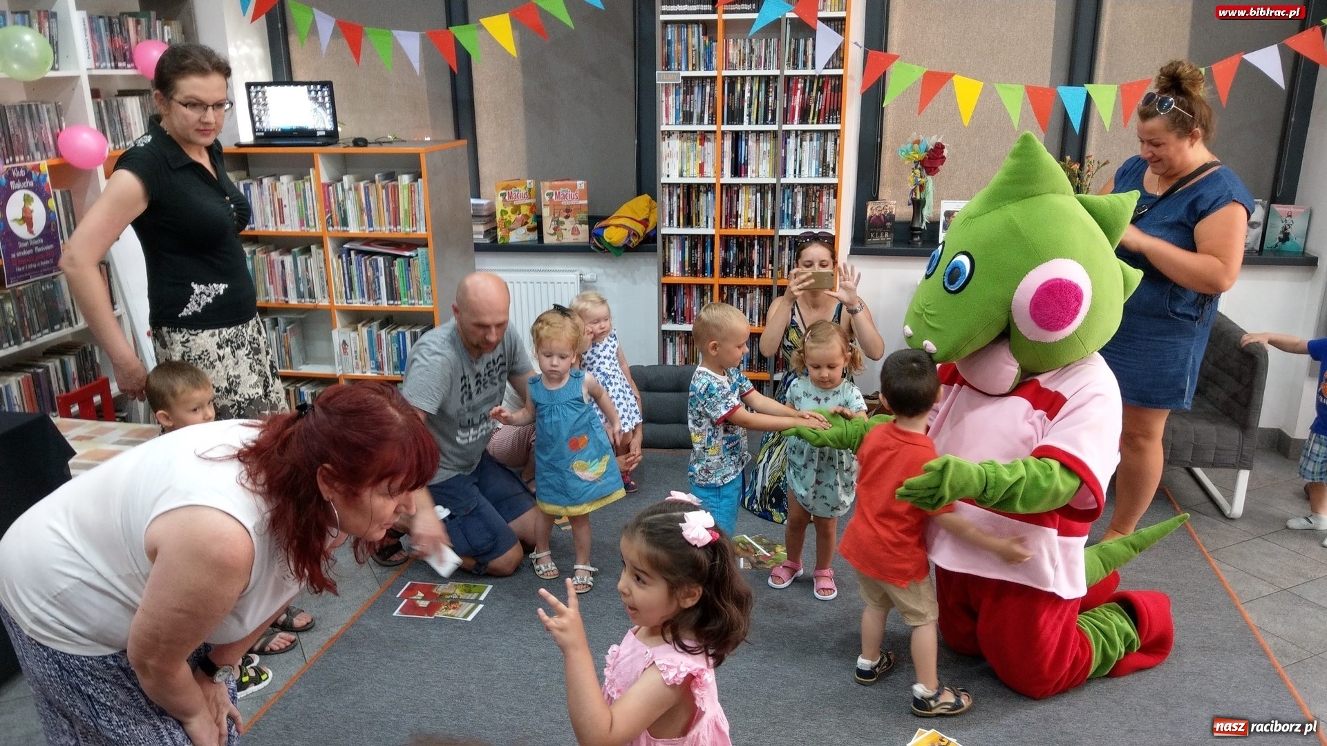 Zdjęcie w galerii na portalu naszraciborz.pl: Smok Maciuś z wizytą w Klubie Malucha na Ostrogu wiadomości z regionu