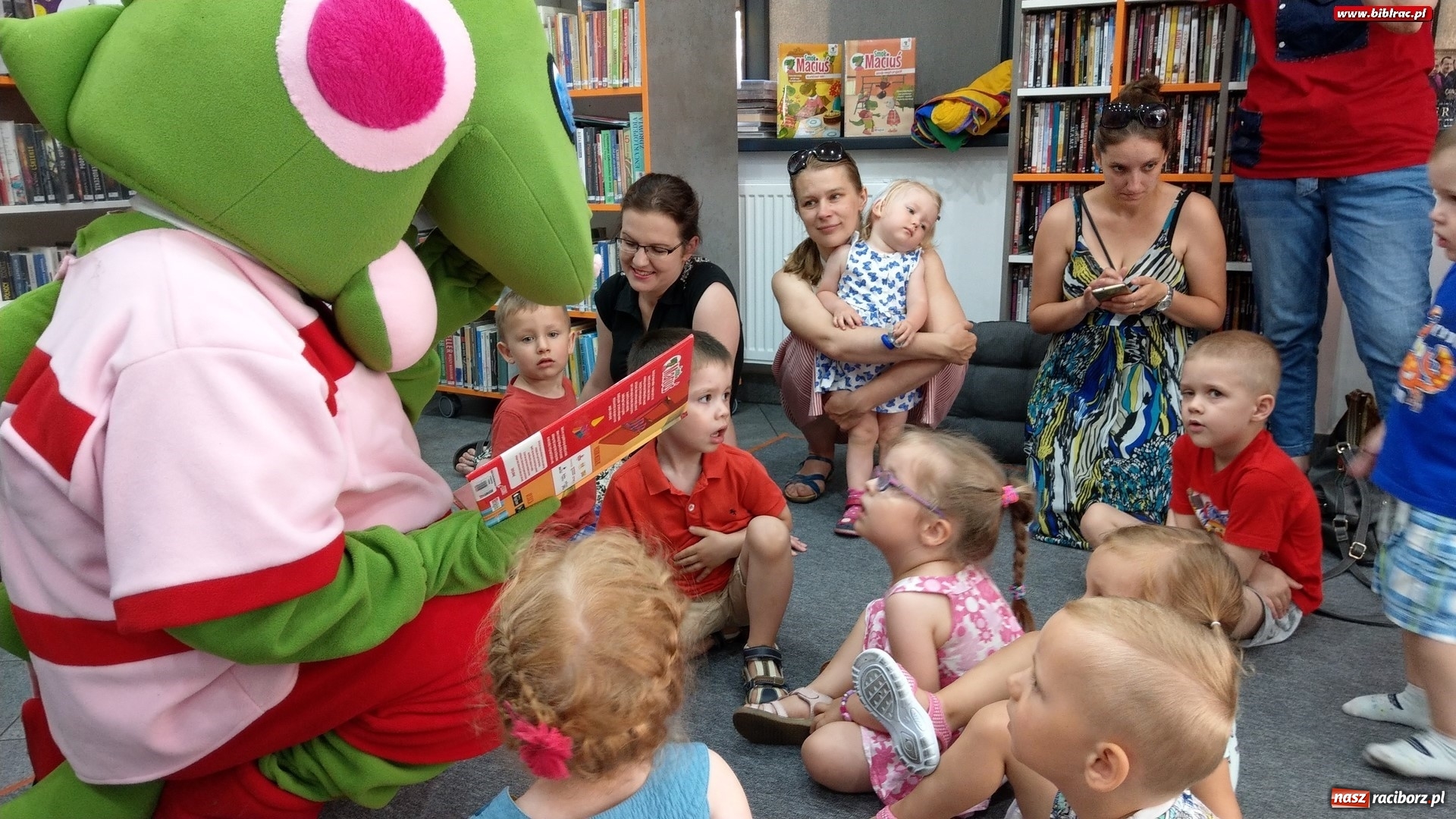 Zdjęcie w galerii na portalu naszraciborz.pl: Smok Maciuś z wizytą w Klubie Malucha na Ostrogu wiadomości z regionu