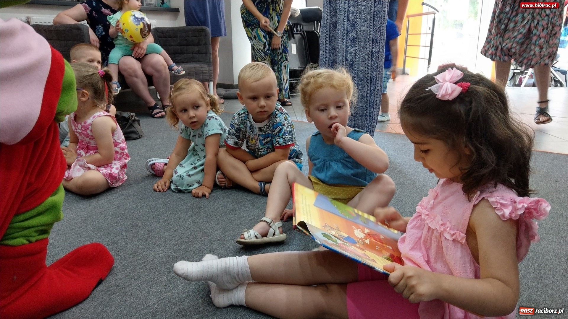 Zdjęcie w galerii na portalu naszraciborz.pl: Smok Maciuś z wizytą w Klubie Malucha na Ostrogu wiadomości z regionu