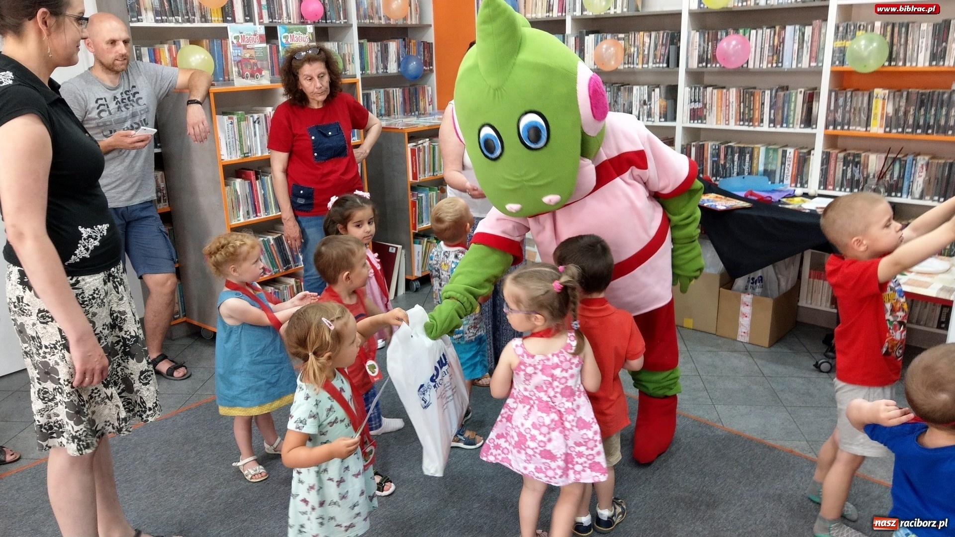 Zdjęcie w galerii na portalu naszraciborz.pl: Smok Maciuś z wizytą w Klubie Malucha na Ostrogu wiadomości z regionu