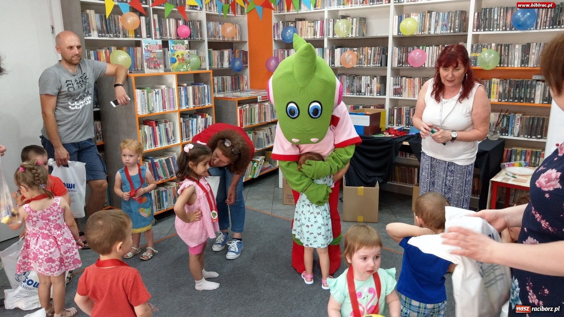 Zdjęcie w galerii na portalu naszraciborz.pl: Smok Maciuś z wizytą w Klubie Malucha na Ostrogu wiadomości z regionu