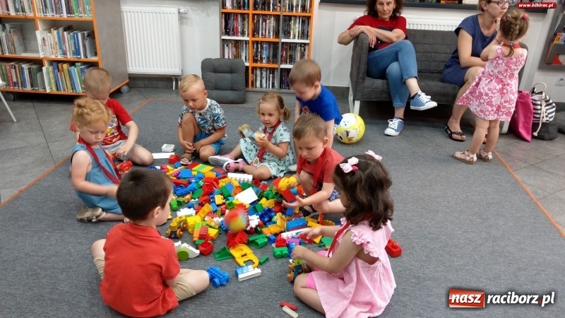 Zdjęcie w galerii na portalu naszraciborz.pl: Smok Maciuś z wizytą w Klubie Malucha na Ostrogu wiadomości z regionu