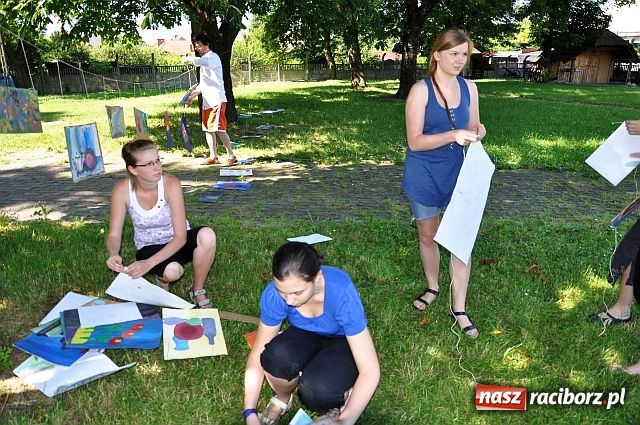Zdjęcie w galerii na portalu naszraciborz.pl: Prace zawisły na sznurkach wiadomości z regionu