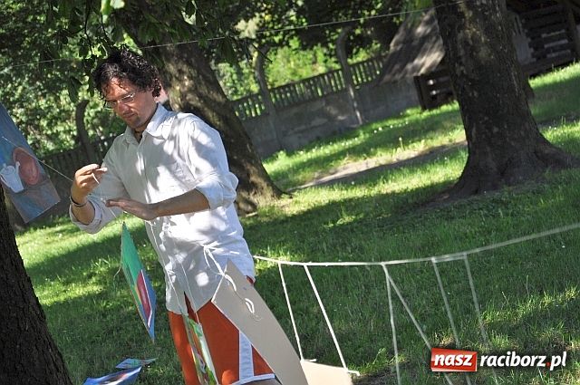 Zdjęcie w galerii na portalu naszraciborz.pl: Prace zawisły na sznurkach wiadomości z regionu