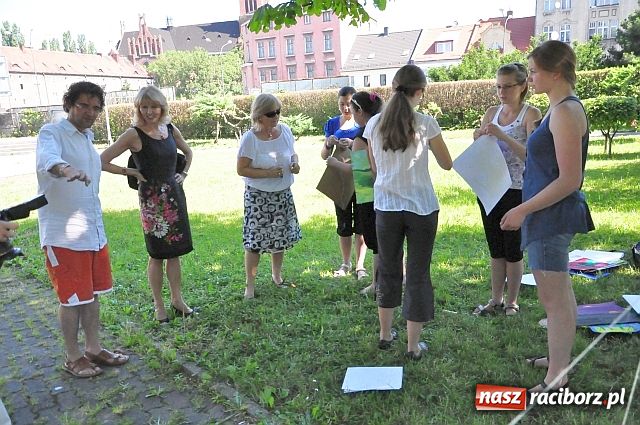Zdjęcie w galerii na portalu naszraciborz.pl: Prace zawisły na sznurkach wiadomości z regionu