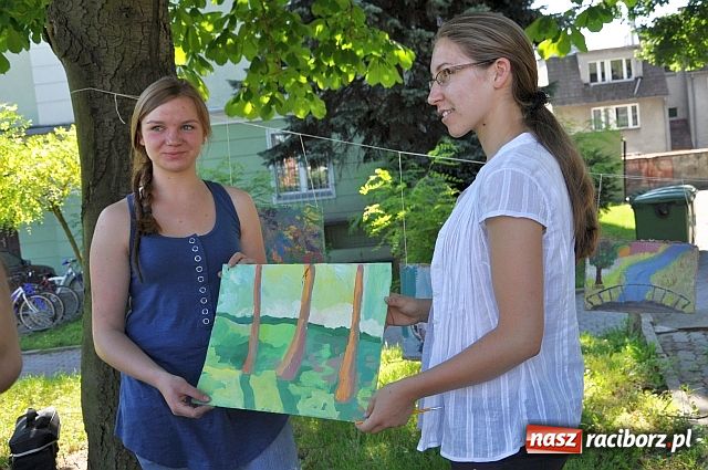 Zdjęcie w galerii na portalu naszraciborz.pl: Prace zawisły na sznurkach wiadomości z regionu