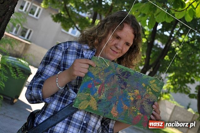 Zdjęcie w galerii na portalu naszraciborz.pl: Prace zawisły na sznurkach wiadomości z regionu