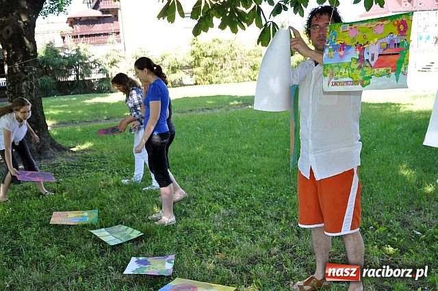 Zdjęcie w galerii na portalu naszraciborz.pl: Prace zawisły na sznurkach wiadomości z regionu