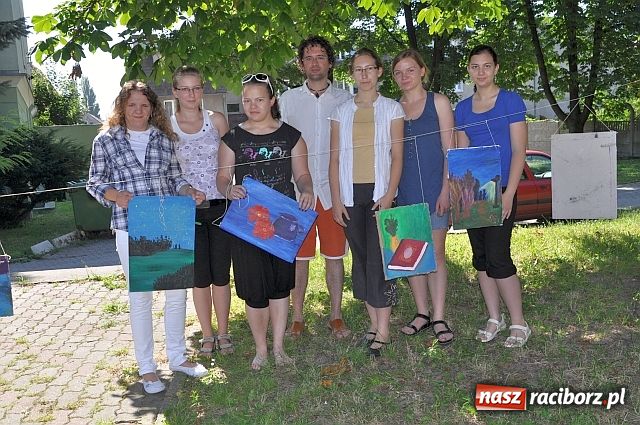 Zdjęcie w galerii na portalu naszraciborz.pl: Prace zawisły na sznurkach wiadomości z regionu