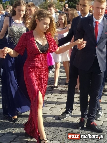 Zdjęcie w galerii na portalu naszraciborz.pl: To już ostatni taki polonez na raciborskim Rynku  wiadomości z regionu