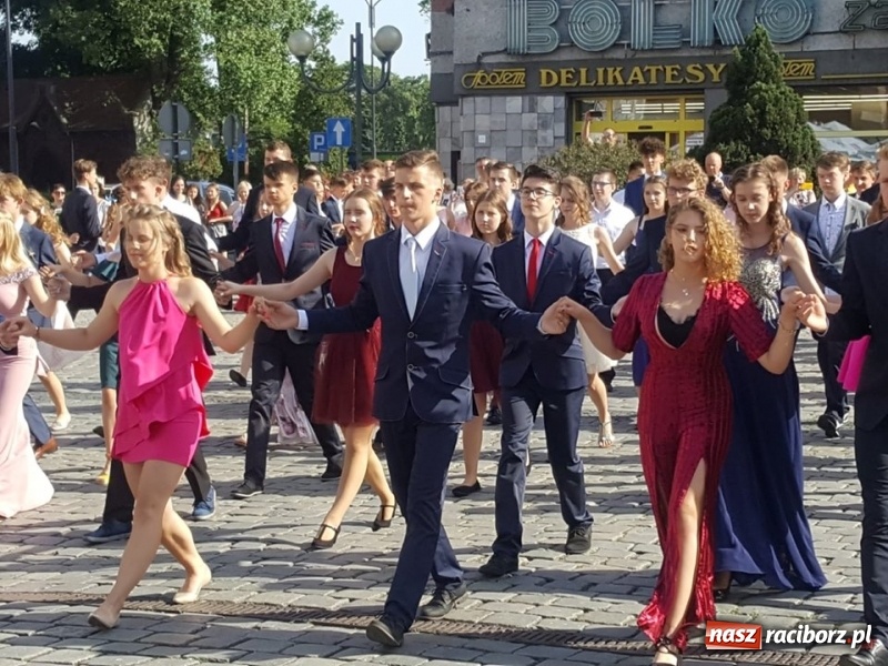 Zdjęcie w galerii na portalu naszraciborz.pl: To już ostatni taki polonez na raciborskim Rynku  wiadomości z regionu