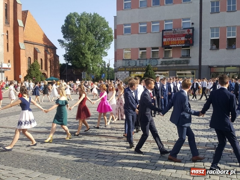 Zdjęcie w galerii na portalu naszraciborz.pl: To już ostatni taki polonez na raciborskim Rynku  wiadomości z regionu