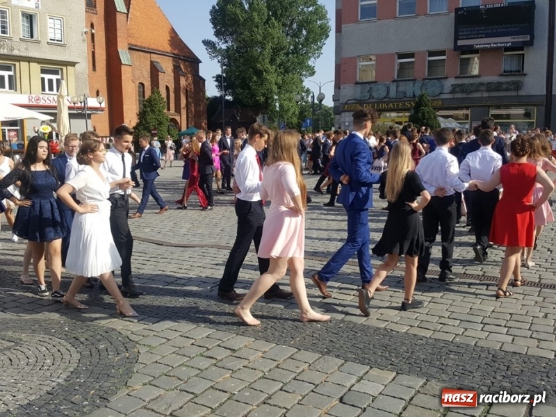 Zdjęcie w galerii na portalu naszraciborz.pl: To już ostatni taki polonez na raciborskim Rynku  wiadomości z regionu