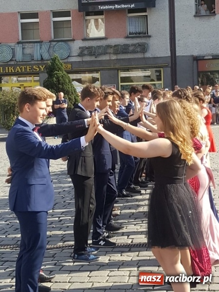 Zdjęcie w galerii na portalu naszraciborz.pl: To już ostatni taki polonez na raciborskim Rynku  wiadomości z regionu