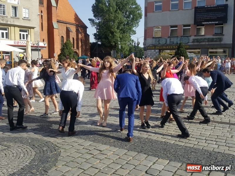 Zdjęcie w galerii na portalu naszraciborz.pl: To już ostatni taki polonez na raciborskim Rynku  wiadomości z regionu