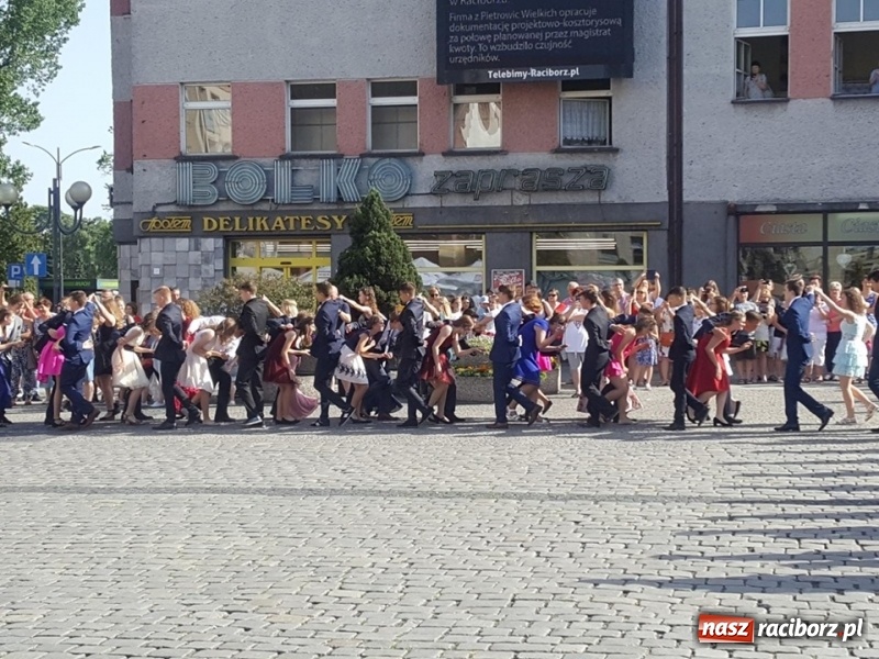 Zdjęcie w galerii na portalu naszraciborz.pl: To już ostatni taki polonez na raciborskim Rynku  wiadomości z regionu