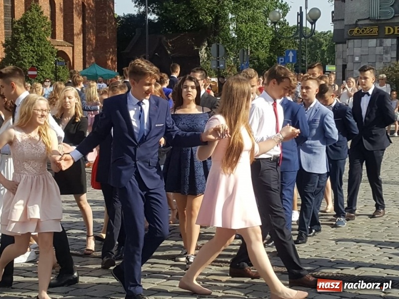 Zdjęcie w galerii na portalu naszraciborz.pl: To już ostatni taki polonez na raciborskim Rynku  wiadomości z regionu