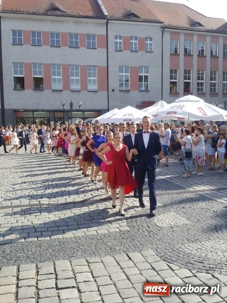 Zdjęcie w galerii na portalu naszraciborz.pl: To już ostatni taki polonez na raciborskim Rynku  wiadomości z regionu