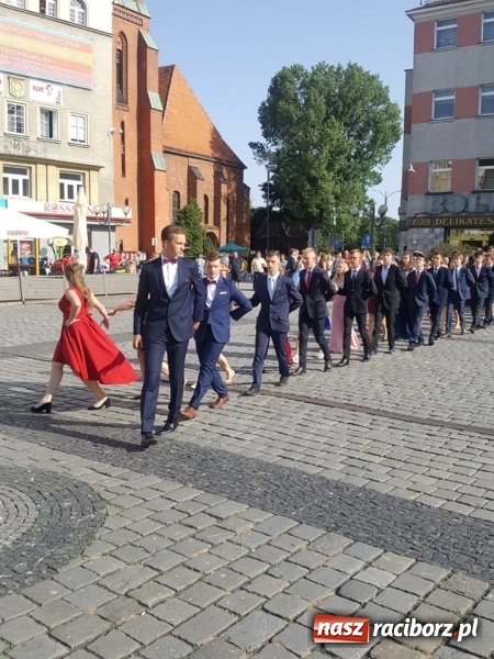 Zdjęcie w galerii na portalu naszraciborz.pl: To już ostatni taki polonez na raciborskim Rynku  wiadomości z regionu