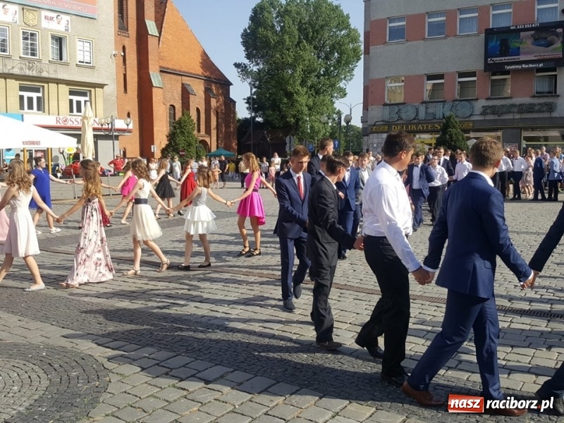 Zdjęcie w galerii na portalu naszraciborz.pl: To już ostatni taki polonez na raciborskim Rynku  wiadomości z regionu