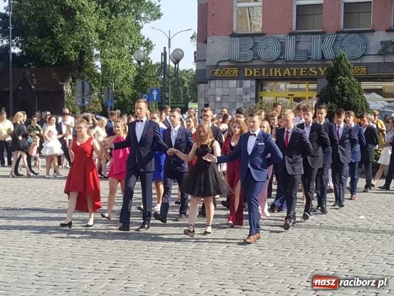 Zdjęcie w galerii na portalu naszraciborz.pl: To już ostatni taki polonez na raciborskim Rynku  wiadomości z regionu