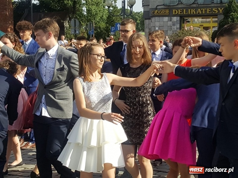 Zdjęcie w galerii na portalu naszraciborz.pl: To już ostatni taki polonez na raciborskim Rynku  wiadomości z regionu