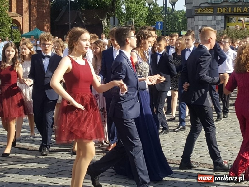 Zdjęcie w galerii na portalu naszraciborz.pl: To już ostatni taki polonez na raciborskim Rynku  wiadomości z regionu