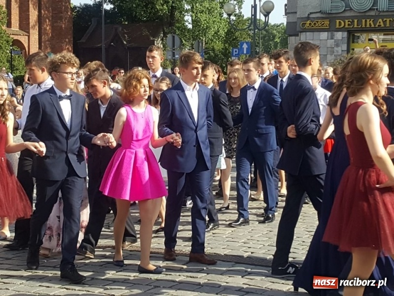 Zdjęcie w galerii na portalu naszraciborz.pl: To już ostatni taki polonez na raciborskim Rynku  wiadomości z regionu